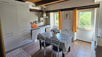 Frigorifero, microonde, forno, piano cottura