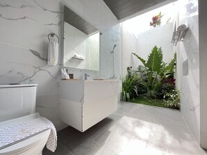 Luxe villa, 4 slaapkamers | Badkamer | Gratis toiletartikelen, een haardroger, pantoffels, een bidet