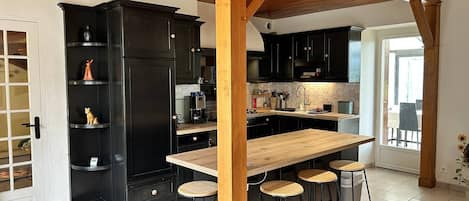 Kjøleskap, mikrobølgeovn, ovn og oppvaskmaskin