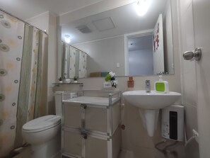 Douche, sĂšche-cheveux, bidet, serviettes fournies