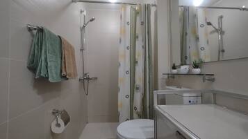 Douche, sèche-cheveux, bidet, serviettes fournies