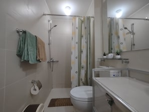 Shower, hair dryer, bidet, towels - Pampanga Staycation Condo Unit in San Fernando,Pampanga (San Fernando)