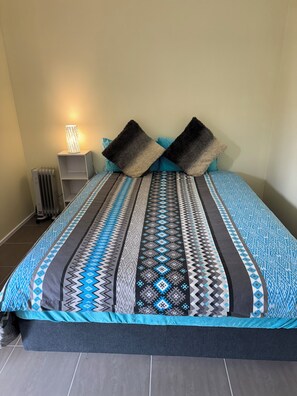 1 bedroom, desk, WiFi, bed sheets