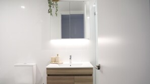 Shower, hair dryer, towels - Hadeel, Jervis Bay - Brand New Apartment! (Huskisson)