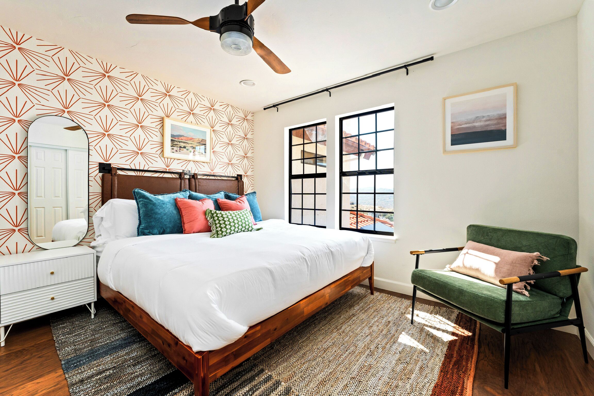 4 bedrooms, iron/ironing board, WiFi, bed sheets