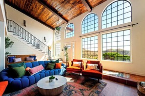 TV, fireplace - Stunning Views, Speakeasy Bar, Pool, Hot Tub, Sauna, Cold Plunge, Outdoor dining (Yucca Valley)