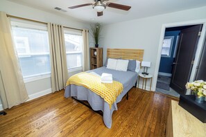 2 bedrooms, desk, iron/ironing board, WiFi
