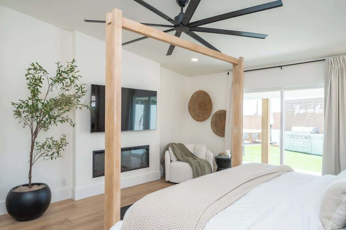 7 habitaciones, escritorio y tabla de planchar con plancha 