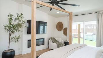 7 habitaciones, escritorio y tabla de planchar con plancha