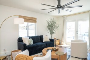 TV connectée, cheminée, livres