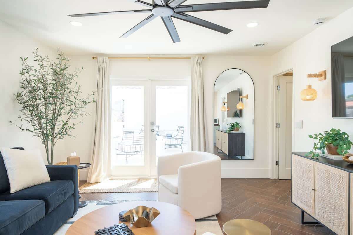 Smart TV, chimenea y libros 