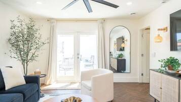 Smart TV, chimenea y libros