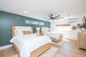 7 Schlafzimmer, Schreibtisch, Bügeleisen/Bügelbrett, Reisekinderbett