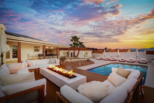 Luxury Pickleball Resort w/Heated Pool,Spa & firepit, Slps 28 Near Marina