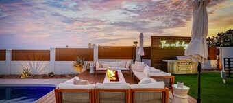 Pickleball and Heated Pool w/hot tub & firepit.  Sleeps 28 near Havasu Riviera