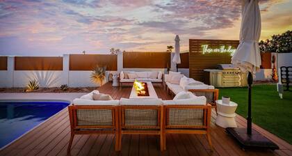 Pickleball and Heated Pool w/hot tub & firepit. Sleeps 28 near Havasu Riviera