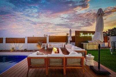 Pickleball and Heated Pool w/hot tub & firepit.  Sleeps 28 near Havasu Riviera
