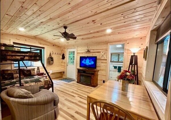 4 bedrooms, desk, iron/ironing board, free WiFi