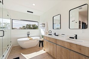 Douche, séchoir à cheveux, serviettes fournies, savon