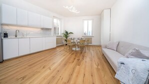 A modern apartment with a kitchen, dining area, and living space. - GuestHost - Cividale Medieval Town Apartment (Cividale del Friuli)