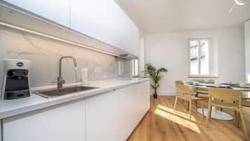 Kühlschrank, Mikrowelle, Herdplatte, Geschirrspüler