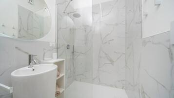 Doccia, asciugacapelli, bidet, asciugamani