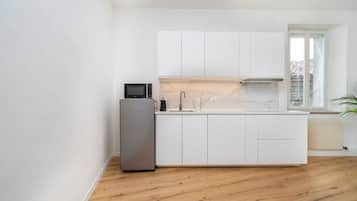 Frigorifero, microonde, piano cottura, lavastoviglie