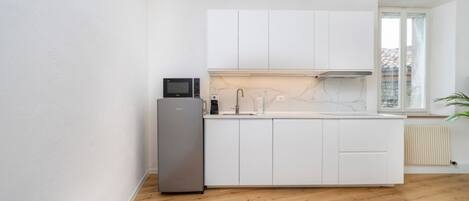 Kühlschrank, Mikrowelle, Herdplatte, Geschirrspüler