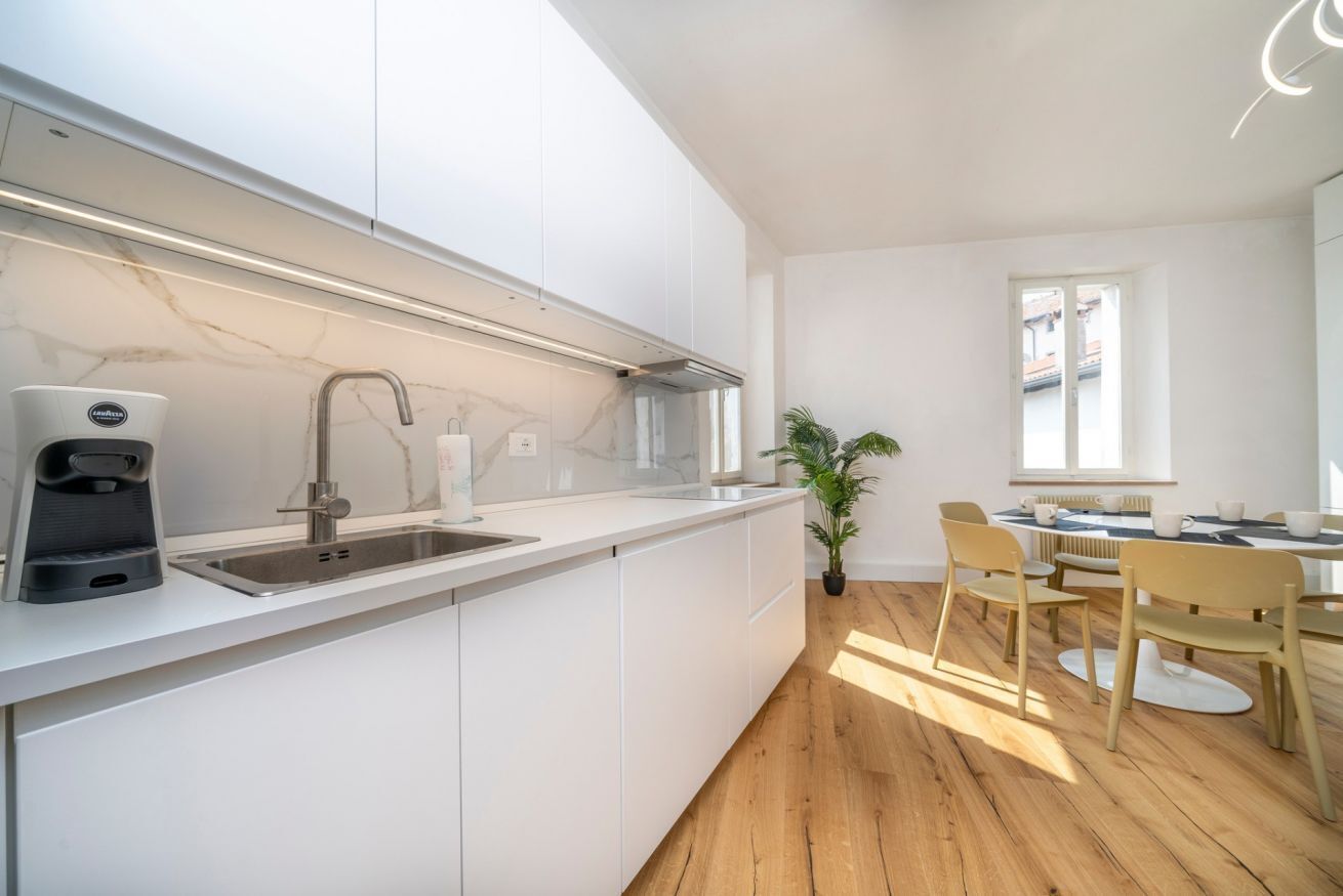 Réfrigérateur, micro-ondes, plaque de cuisson, lave-vaisselle