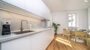 Réfrigérateur, micro-ondes, plaque de cuisson, lave-vaisselle