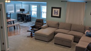 Älytelevisio, kirjoja, tietokoneen näyttö