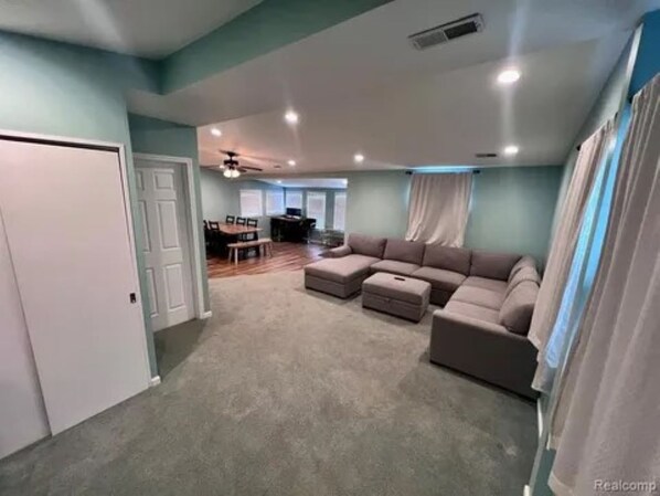 Una Smart TV, libros, una pantalla de ordenador