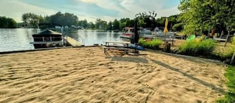Lakeside Beach Getaway with A Gorgeous Kitchen & Dining Room with Room for 10.