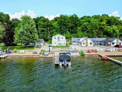 Lakeside Beach Getaway with A Gorgeous Kitchen & Dining Room with Room for 10.