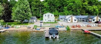 Lakeside Beach Getaway with A Gorgeous Kitchen & Dining Room with Room for 10.