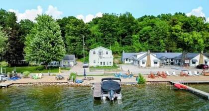Lakeside Beach Getaway with A Gorgeous Kitchen & Dining Room with Room for 10.