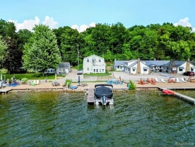 Lakeside Beach Getaway with A Gorgeous Kitchen & Dining Room with Room for 10.