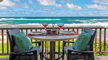 Leilighet, flere senger, spabadekar, havutsikt (F3) | Utendørsservering