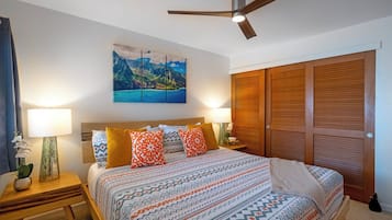 Condo, 1 cama King size, balcón, vista al océano (302) | 1 habitación, decoración personalizada y muebles diferentes