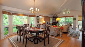 Rumah, 2 Tempat Tidur Queen, hot tub, pemandangan kebun (37) | Tempat makan