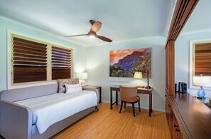 Condo, Plusieurs lits, baignoire à remous, vue sur l’océan (C2) | 2 chambres, décor unique, ameublement unique, literie fournie