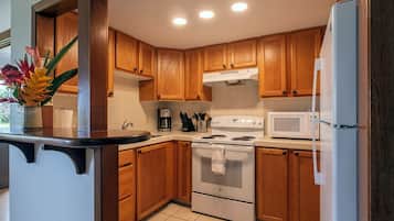Condo, Multiple Beds, Hot Tub, Ocean View (C2) | Private kitchen