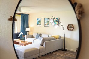 Apartment, Mehrere Betten, Whirlpool, Meerblick (2106) | 2 Schlafzimmer, individuell dekoriert, individuell eingerichtet