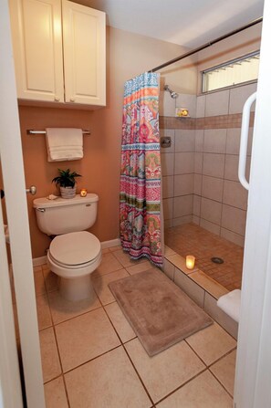 Apartment, 1 Queen-Bett, Whirlpool, Poolblick (120B) | Badezimmer | Kostenlose Toilettenartikel, Handtücher, Toilettenpapier