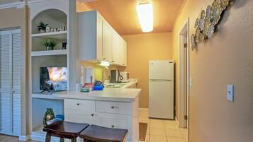 Appart'hÎtel, 1 grand lit, bain à remous, vue piscine (120B) | Cuisine privée