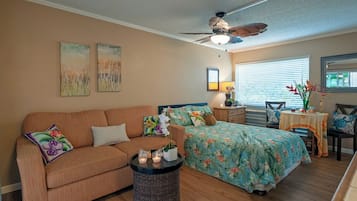 Condo, 1 Queen Bed, Hot Tub, Pool View (120B) | Living area