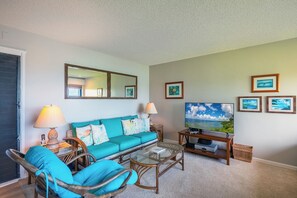 คอนโด, หลายเตียง, ระเบียง, วิวทะเล (E8) | บริเวณนั่งเล่น