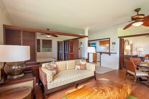 Condo, nhiều giường, bồn tắm nước nóng, quang cảnh biển (K4) | Khu phòng khách