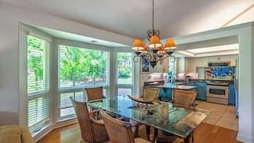 House, Multiple Beds, Hot Tub, Garden View (40) | Dining
