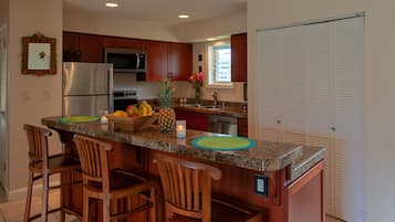 Appartement, meerdere bedden, balkon, uitzicht op oceaan (5301) | Privékeuken | Een koffiezetapparaat/waterkoker